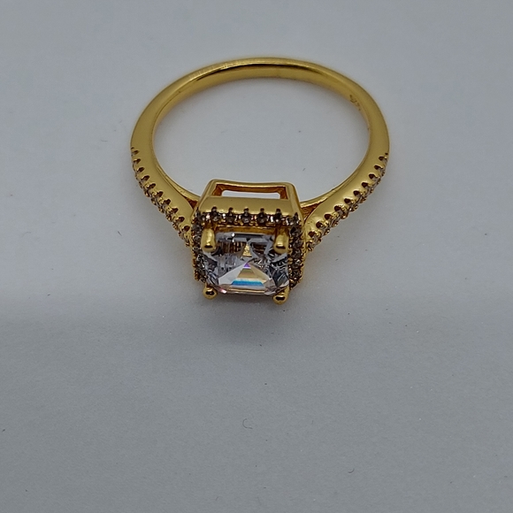 925 Sterling Silver Halo Ring Decorated with CZ Simulated Diamonds - Picture 6 of 10